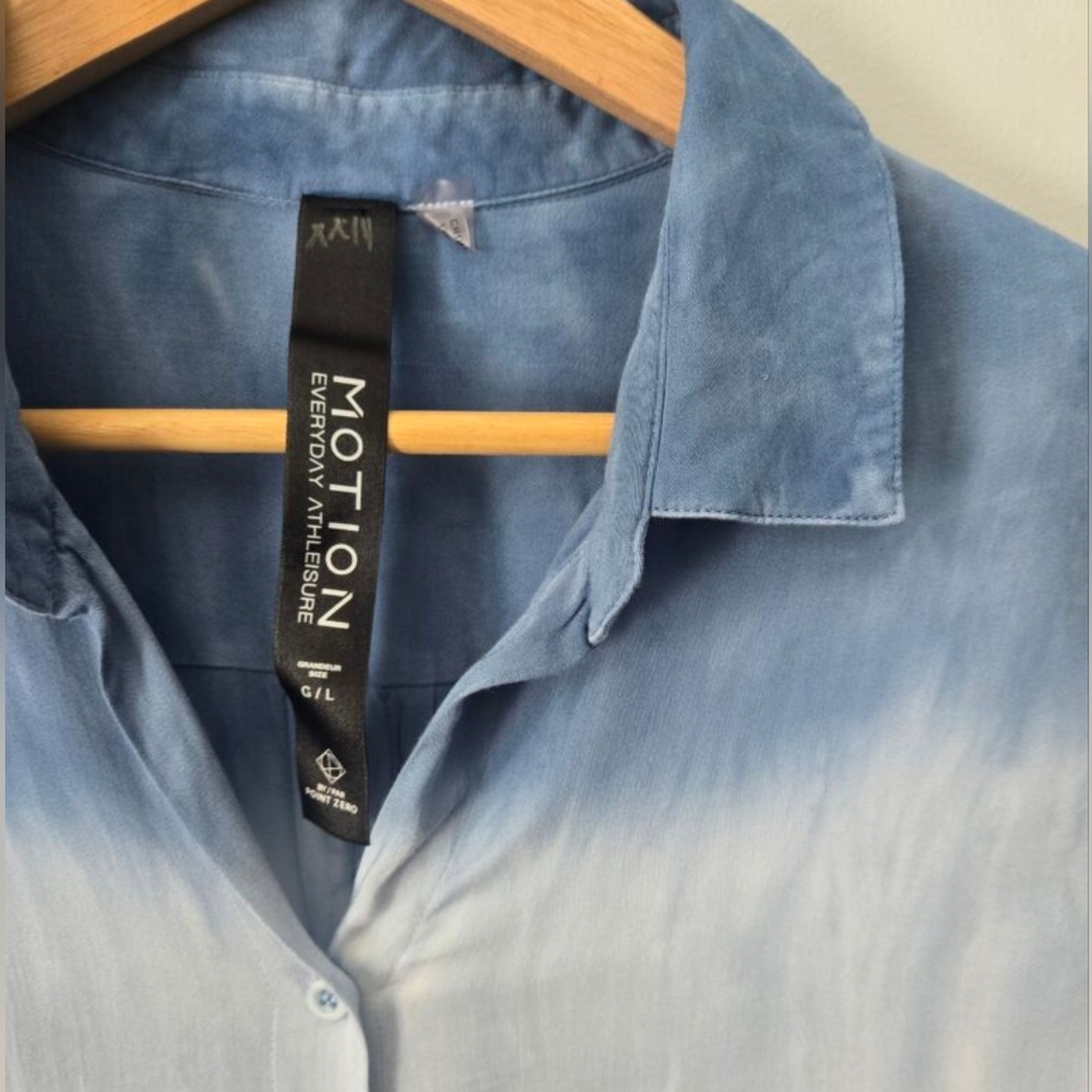 New MOTION By POINT ZERO Blue Tie-Dye Rayon Top - Picture 2 of 10